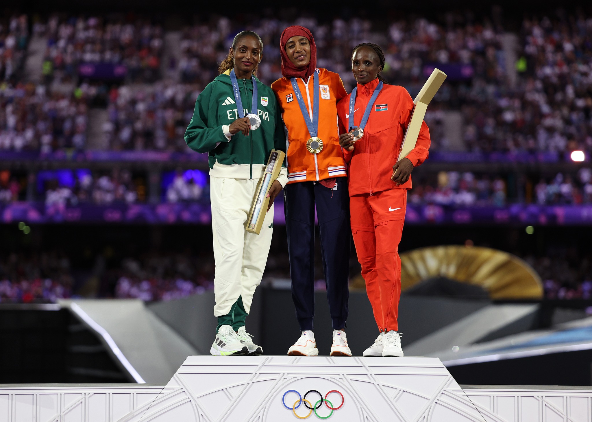 Puede ser una imagen de 3 personas y texto