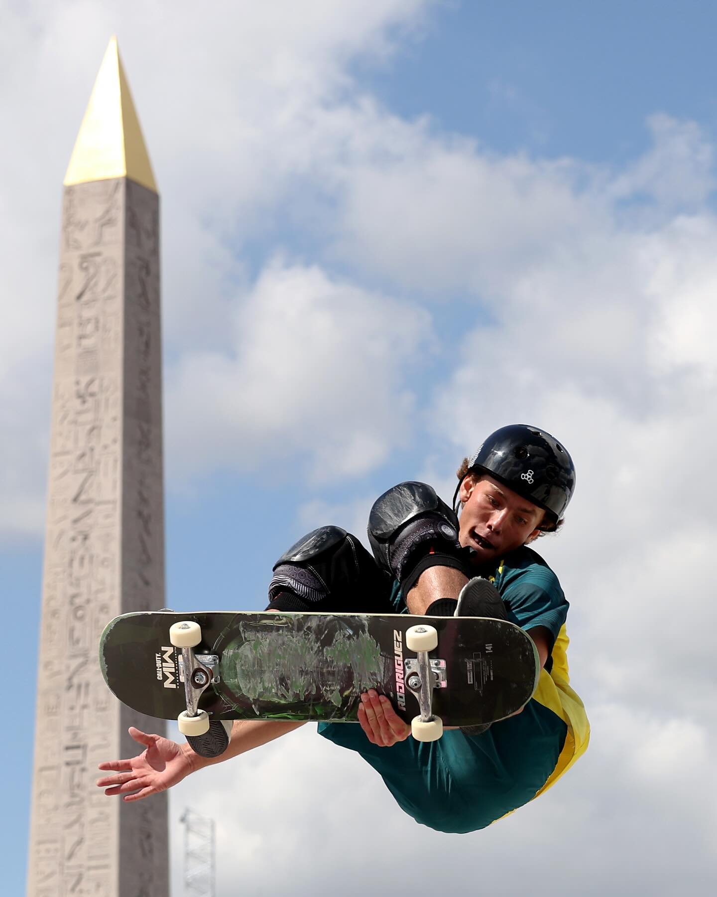 Puede ser una imagen de 1 persona, patineta y texto