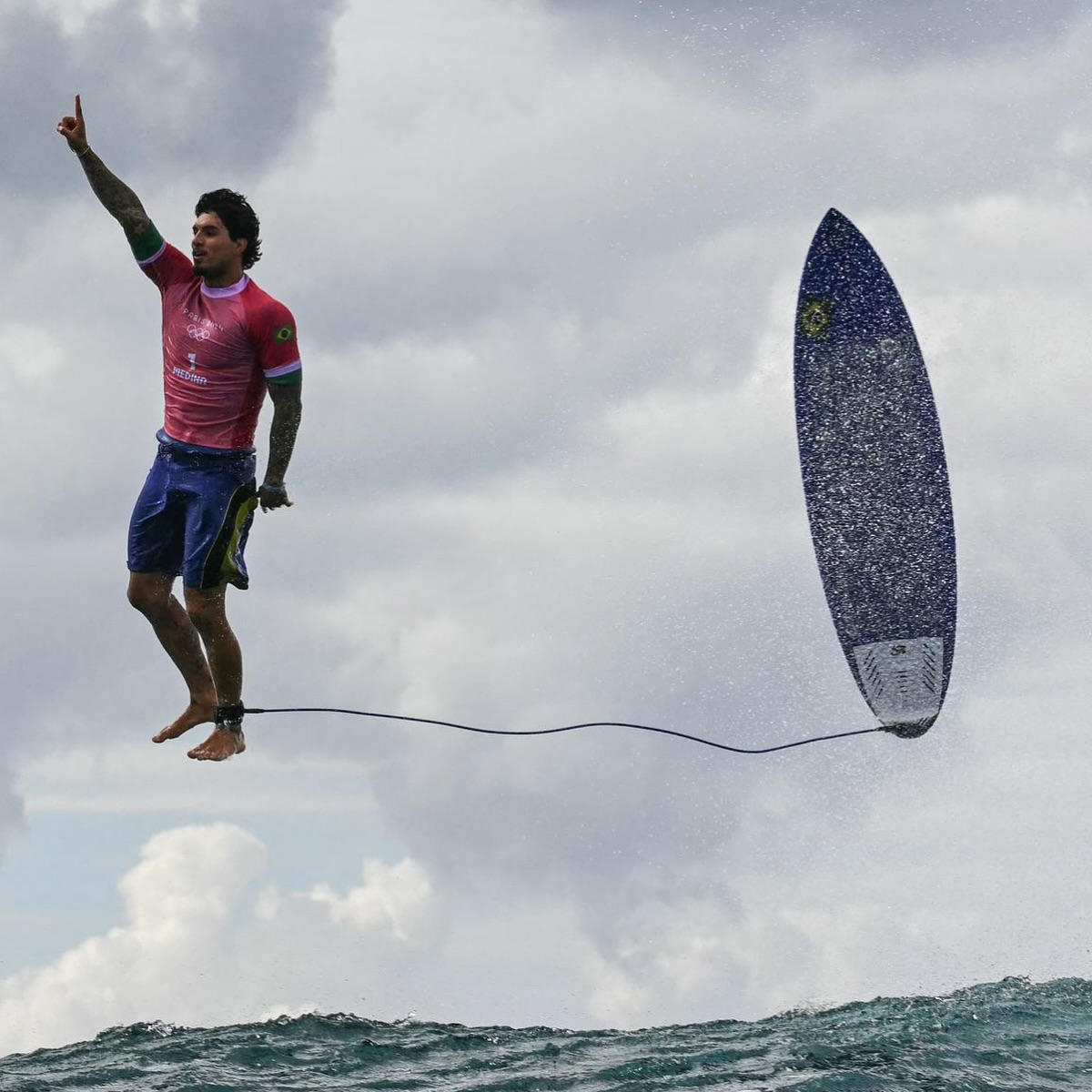 Puede ser una imagen de 1 persona, tabla de surf y agua